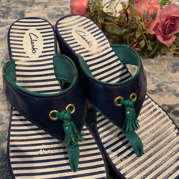 clarks navy blue flip flops